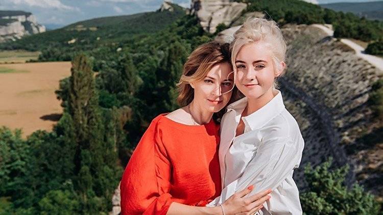 Горы и национальные костюмы: Поклонская опубликовала "крымские" фото с дочкой