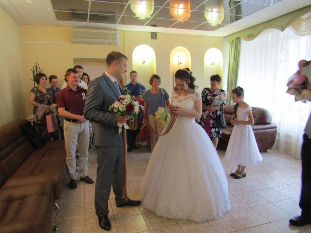 12 пар зарегистрировали брак в Глазове накануне Дня семьи, любви и верности