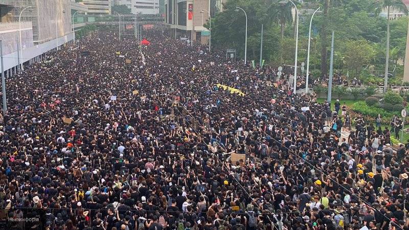 Полиция задержала пять человек во время беспорядков в Гонконге