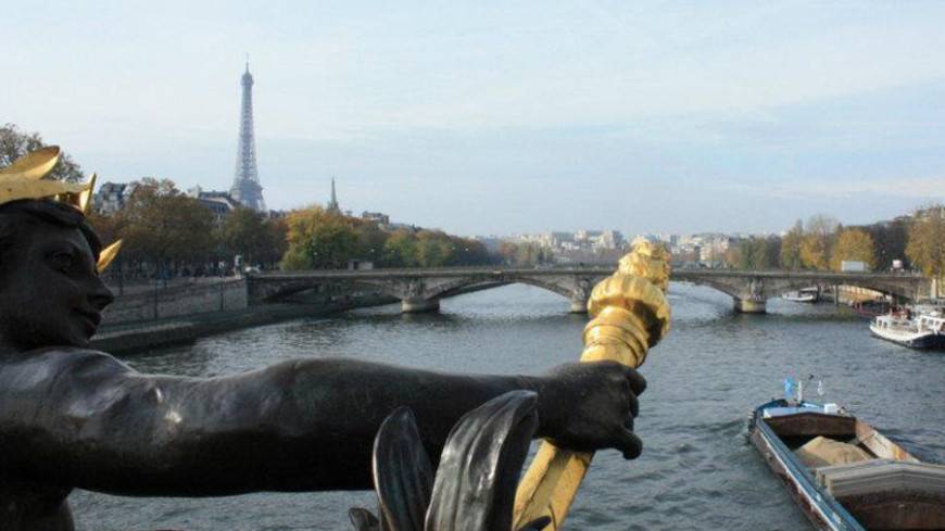 Парижане спасаются от жары на берегах Сены