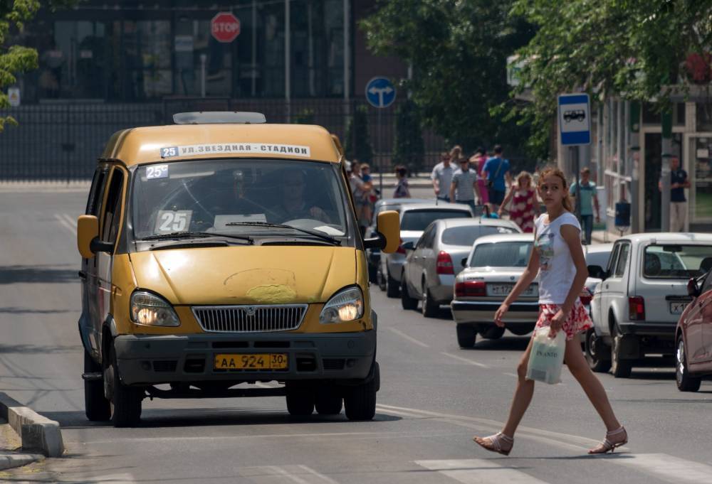 В Астрахани подростка высадили из маршрутки в ливень на полпути