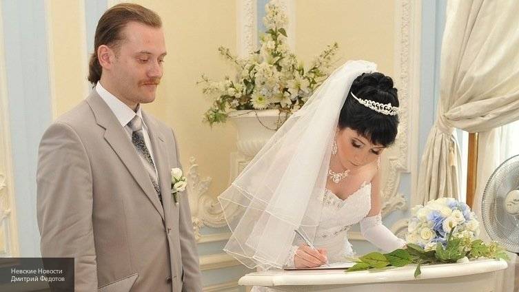Россияне считают регистрацию брака обязательной