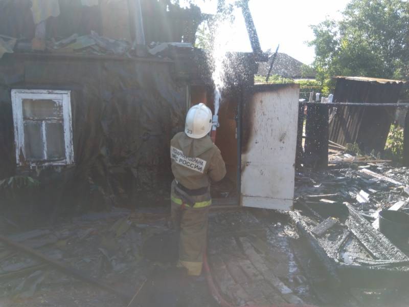 В Астраханской области горели баня, сено и брошенное строение