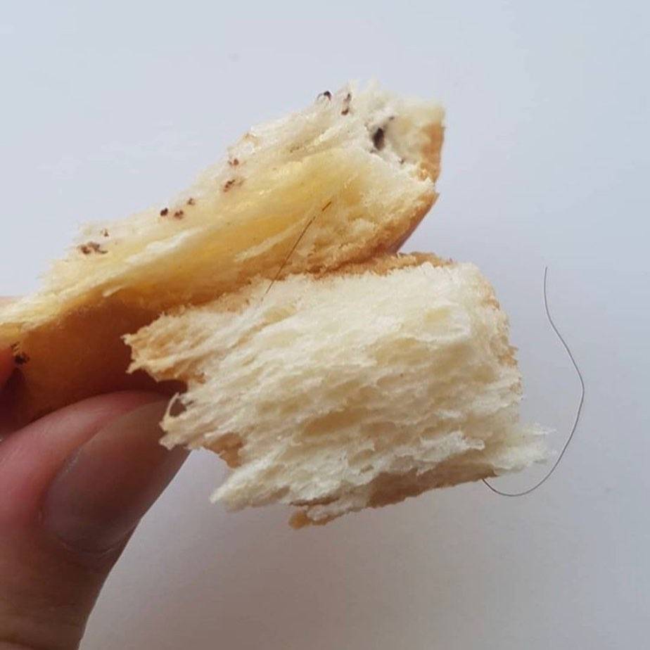 Астраханцы находят в хлебе волосы и щепки