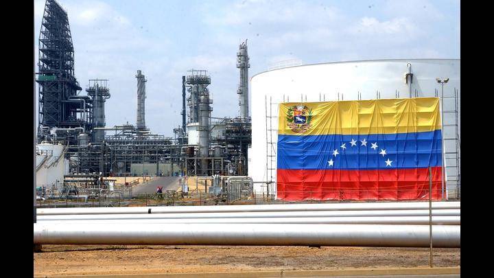 В Венесуэле крупнейшие НПЗ Amuay и Cardon прекратили работу из-за отключения электричества