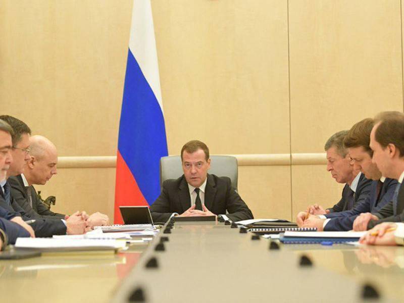 Медведев посмеялся над вице-премьерами