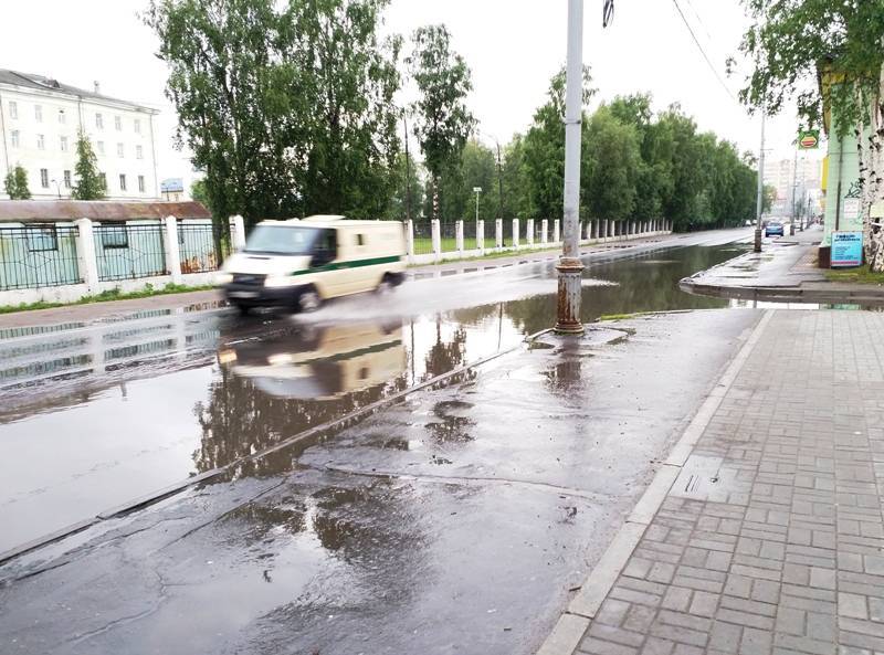 В Архангельске по проспекту Никольский в дождь не пройти