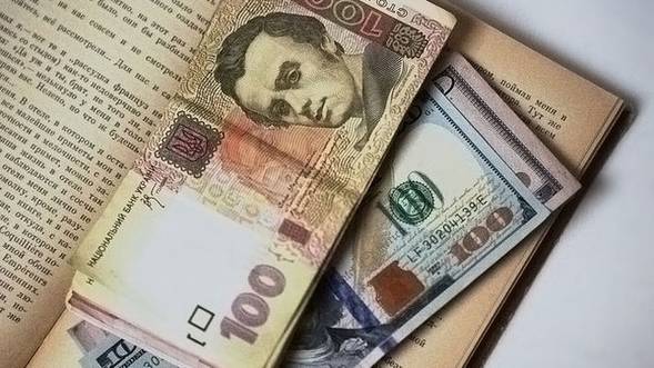 Нацбанк Украины активно укрепляет гривну и скупает доллары