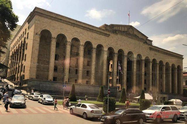 В Тбилиси демонтировали название станции метро на русском языке