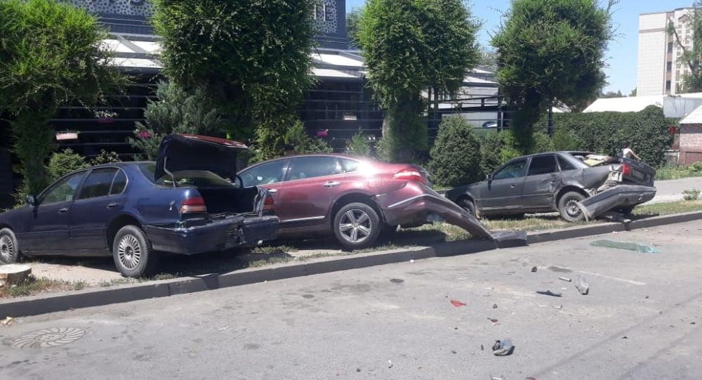 Водитель Peugeot уснул за рулем и "собрал" пять авто в Алматы (фото)