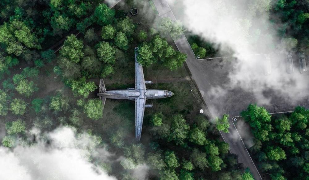 Петербуржцам раскрыли тайну стоящего в лесу самолета Ан-8