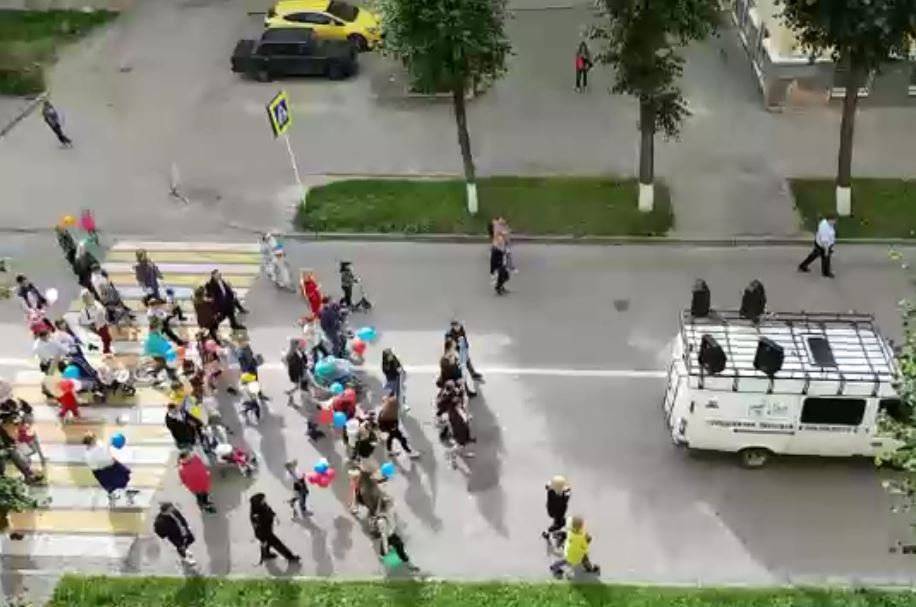 Парад семей прошёл по Смоленску под марш Мендельсона