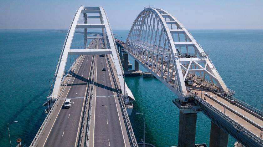 В Крыму разбирают мост