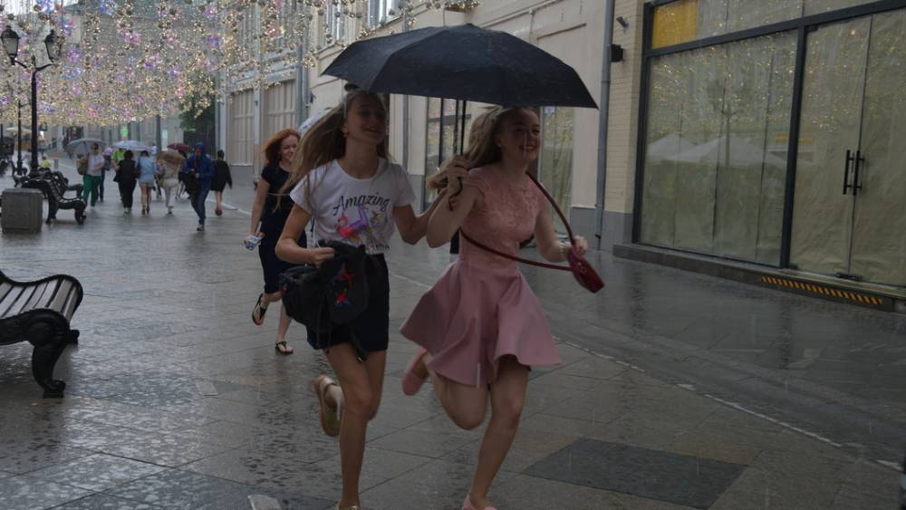 Летняя жара ушла в отпуск: В Москве на несколько дней "пропишутся" грозы и дожди