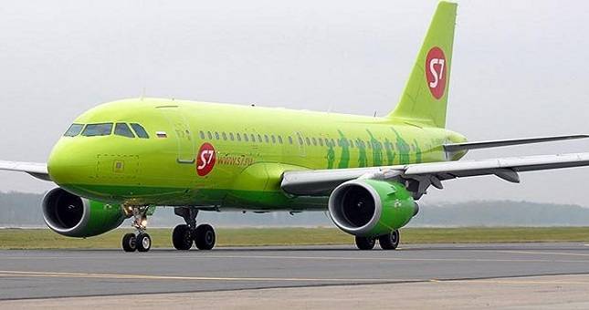 Самолет авиакомпании S7 прервал полет из-за смерти гражданки Таджикистана