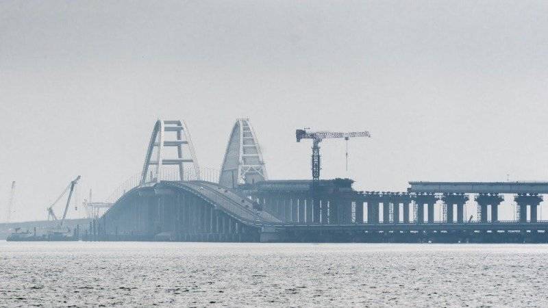 Строители начали демонтаж рабочих мостов в Керченском проливе