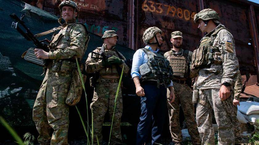 "Яма посреди гаражей": визит Зеленского в Донбасс назвали фейком