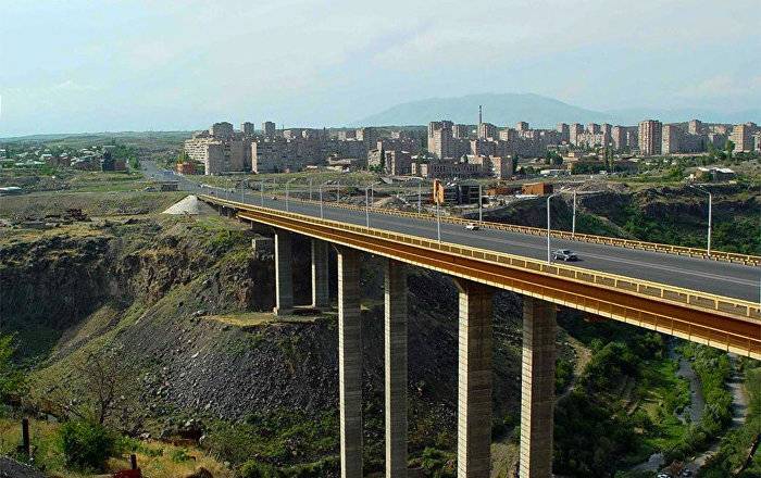 Попытка суицида в Ереване: женщина с дочерью хотели броситься с моста
