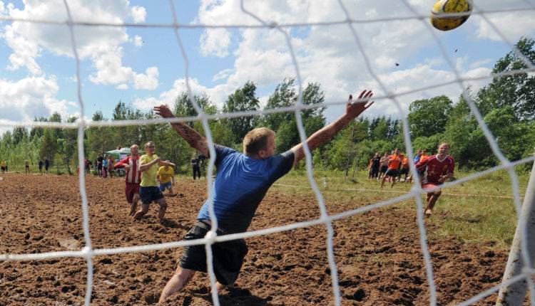 Болотобол – это по-нашему: россияне выиграли ЧЕ по болотному футболу