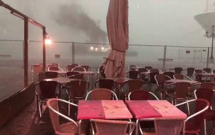 "Прошел на бреющем" - лайнер во время шторма едва не протаранил кафе в Венеции