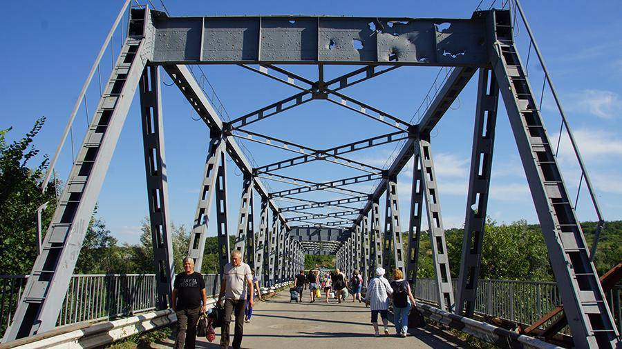 Зеленский назвал условия начала ремонта моста между Украиной и ЛНР