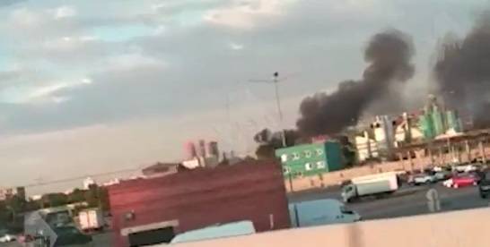 Видео: складские помещения загорелись на юго-западе Москвы. РЕН ТВ
