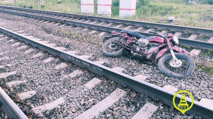 В Лужском районе Ленобласти электричка сбила 16-летнего мотоциклиста