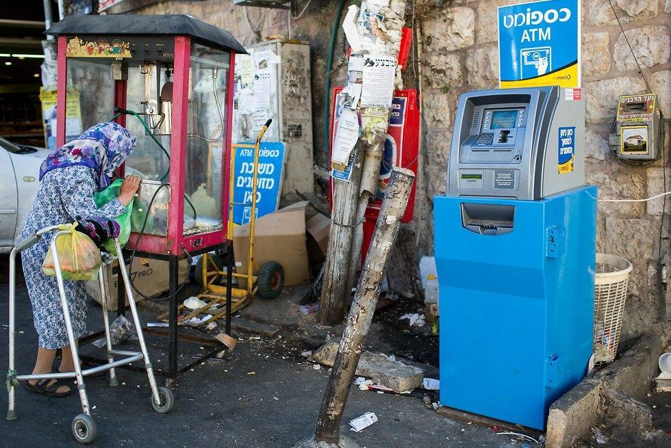 Почему в Израиле так дорого снимать деньги из банкоматов