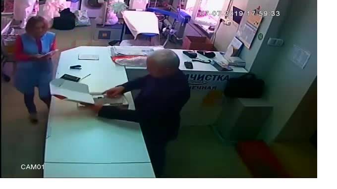 Мужчина представился сотрудником полиции в химчистке в Павловске и забрал все деньги из кассы