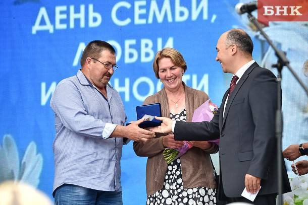 В Сыктывкаре наградили медалями «За любовь и верность» семьи со стажем