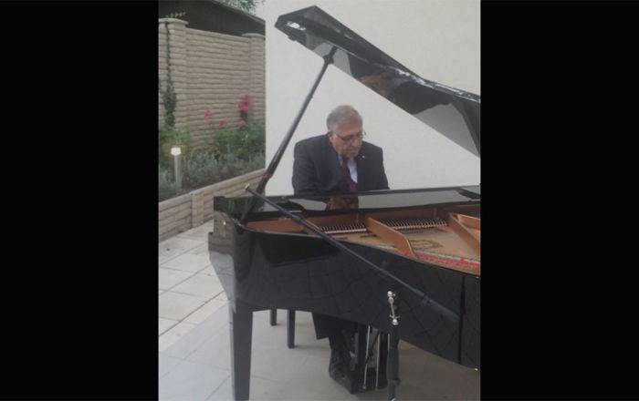 Ушедший из жизни посол Арман Киракосян прекрасно играл на фортепиано — видео