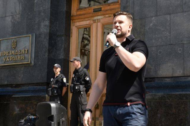 У здания канала NewsOne националисты устроили митинг против телемоста с РФ