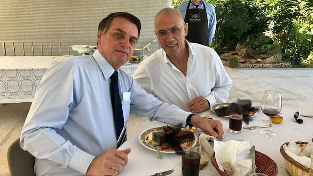 Скандал в соцсетях: израильский посол заретушировал некошерную еду на своей тарелке