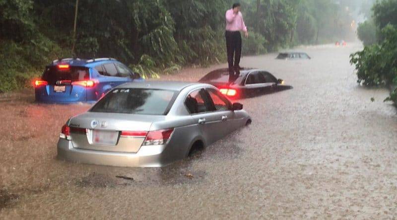 В Вашингтоне наводнение из-за ливня: чтобы спастись, водителям пришлось залезать на крыши автомобилей