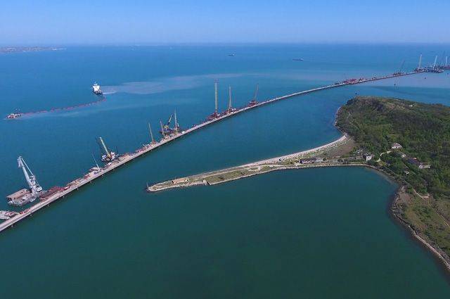 На строительстве Крымского моста демонтируют сборно-разборные конструкции