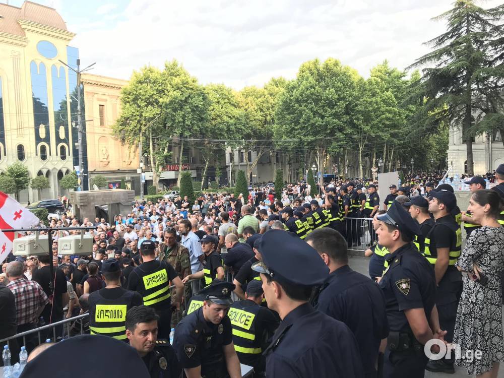 В столице Грузии в разгаре две протестные акции