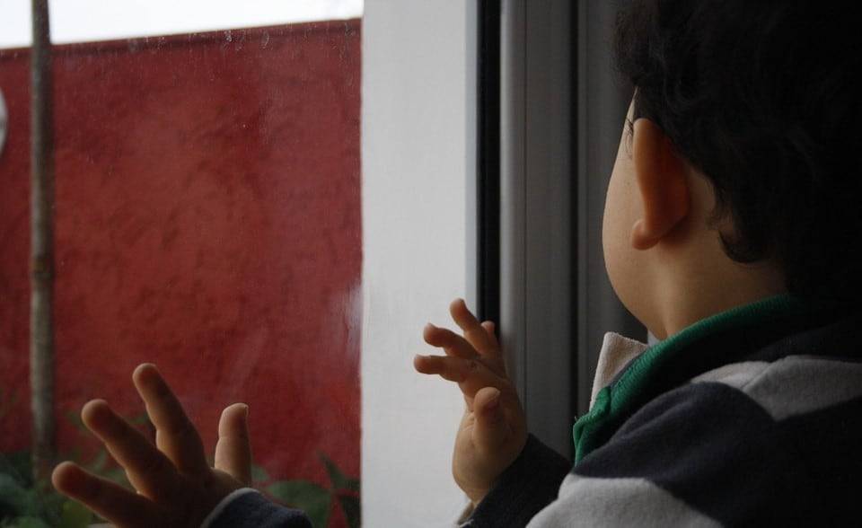 3-летний ребенок выпал при странных обстоятельствах из окна высотки в Караганде