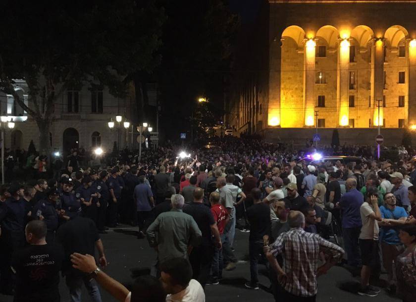 Грузинскому оппозиционеру разбили голову в ходе протестов в Тбилиси
