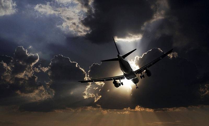 В летевший из Турции самолет с россиянами ударила молния