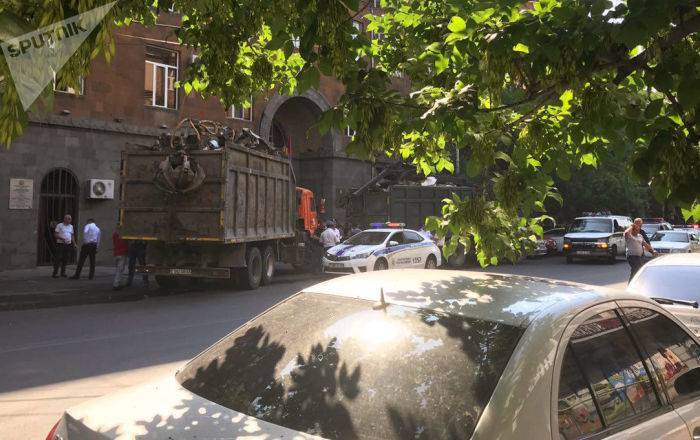 Против лома есть прием другого лома: два грузовика с железом заблокировали вход в КГД