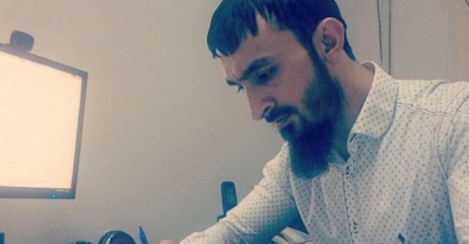 "Рамзан знает, что его отца убила ФСБ". Разговор с врагом Кадырова