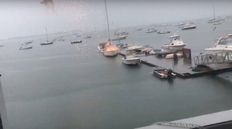 Во время шторма в Бостоне на видео попал шокирующий момент, когда молния бьет прямо в яхту