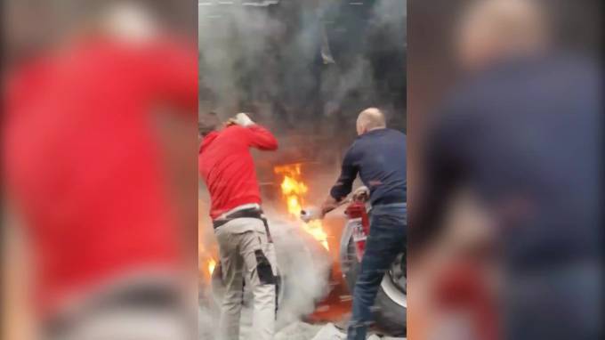 Видео: на Выборгском шоссе у КамАЗа загорелось колесо