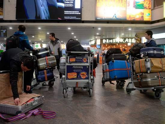 После коллапса с багажом грузчикам в Шереметьево повысили зарплату до 200 тысяч рублей