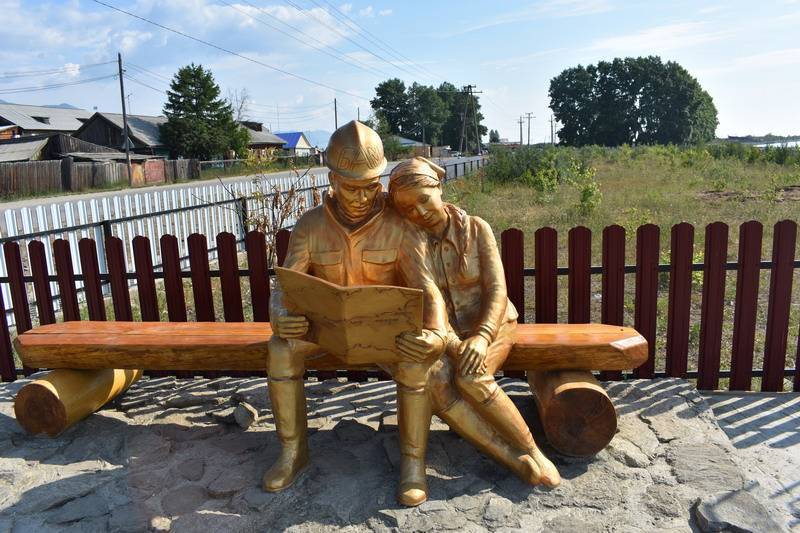 В Северо-Байкальском  районе состоялось открытие скульптурной  композиции «Семья на БАМе»