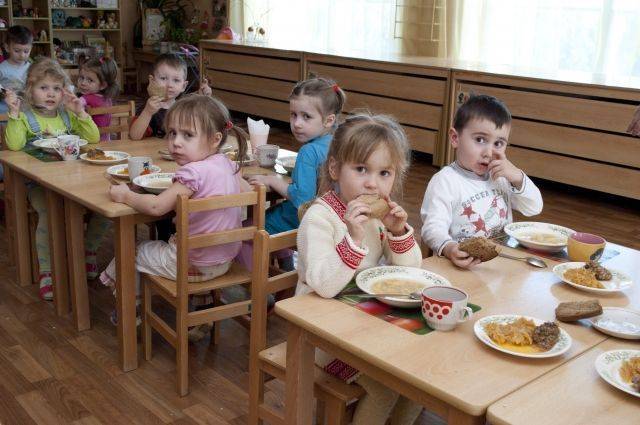 На Урале в детском саду ребенка накормили едой с пола