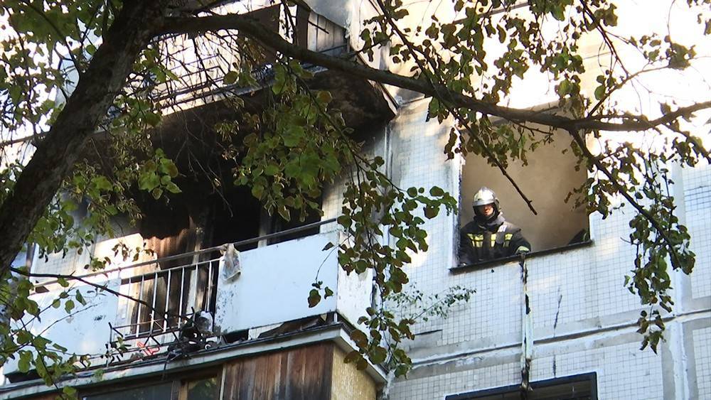 Пять человек спасли из горящей квартиры в Москве