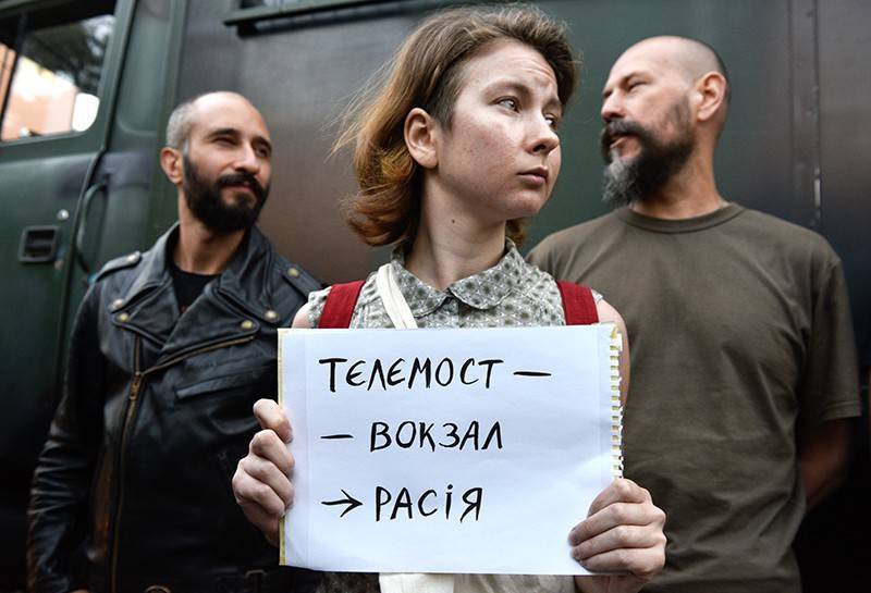 NewsOne осудил протестные акции у редакции в Киеве из-за телемоста