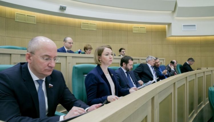 Сенатор от Челябинской области Гехт подала заявление об отставке