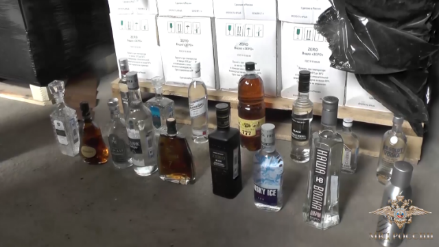 Полицейские накрыли цех с тоннами контрафактного алкоголя в Петербурге. РЕН ТВ